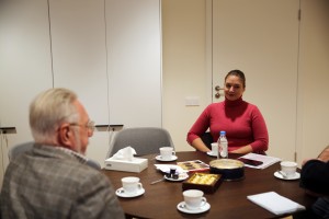 Виктор Ярошенко, почетный хранитель триколора, передает флаг Архиву Президентского центра Б.Н. Ельцина