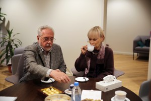 Виктор Ярошенко, почетный хранитель триколора, передает флаг Архиву Президентского центра Б.Н. Ельцина