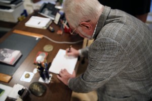 Виктор Ярошенко, почетный хранитель триколора, передает флаг Архиву Президентского центра Б.Н. Ельцина