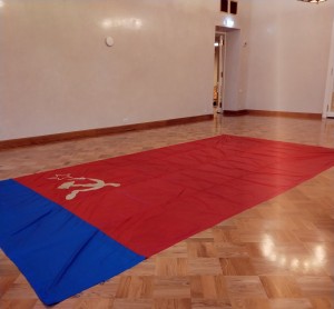 Виктор Ярошенко, почетный хранитель триколора, передает флаг Архиву Президентского центра Б.Н. Ельцина