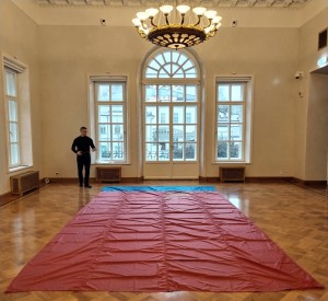 Виктор Ярошенко, почетный хранитель триколора, передает флаг Архиву Президентского центра Б.Н. Ельцина