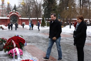 Возложение цветов на Новодевичьем кладбище