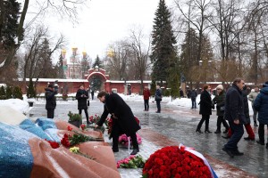 Возложение цветов на Новодевичьем кладбище