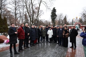 Возложение цветов на Новодевичьем кладбище