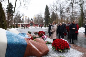 Возложение цветов на Новодевичьем кладбище