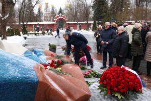 Возложение цветов на Новодевичьем кладбище