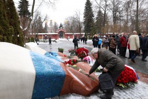 Возложение цветов на Новодевичьем кладбище