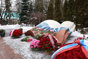 Возложение цветов на Новодевичьем кладбище