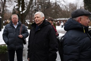 Возложение цветов на Новодевичьем кладбище