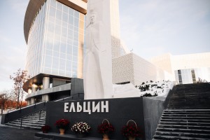 Возложение цветов к памятнику Бориса Ельцина в Екатеринбурге