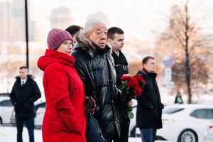 Возложение цветов к памятнику Бориса Ельцина в Екатеринбурге