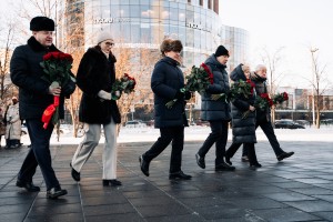 Возложение цветов к памятнику Бориса Ельцина в Екатеринбурге