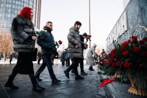 Возложение цветов к памятнику Бориса Ельцина в Екатеринбурге