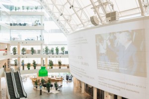 Сине-красный флаг РФ с первой инаугурации Б.Н. Ельцина в Атриуме Ельцин Центра