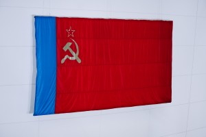 Сине-красный флаг РФ с первой инаугурации Б.Н. Ельцина в Атриуме Ельцин Центра