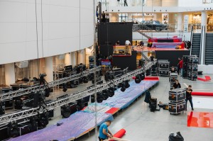 Монтаж подиума в Атриуме Ельцин Центра. Международная неделя моды UF LAB