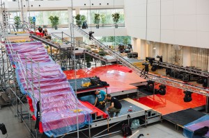 Монтаж подиума в Атриуме Ельцин Центра. Международная неделя моды UF LAB