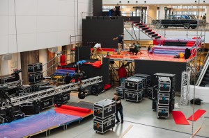 Монтаж подиума в Атриуме Ельцин Центра. Международная неделя моды UF LAB