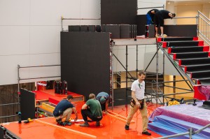 Монтаж подиума в Атриуме Ельцин Центра. Международная неделя моды UF LAB