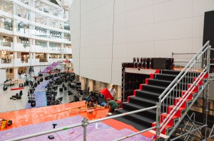 Монтаж подиума в Атриуме Ельцин Центра. Международная неделя моды UF LAB