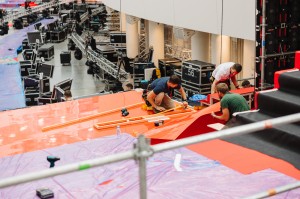 Монтаж подиума в Атриуме Ельцин Центра. Международная неделя моды UF LAB