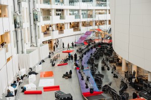 Монтаж подиума в Атриуме Ельцин Центра. Международная неделя моды UF LAB