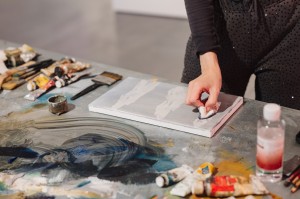 Перформанс Елены Филаретовой на выставке «НИИ Филаретова. Екатеринбург»