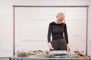 Перформанс Елены Филаретовой на выставке «НИИ Филаретова. Екатеринбург»