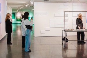 Перформанс Елены Филаретовой на выставке «НИИ Филаретова. Екатеринбург»