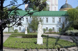 Фасад усадьбы Долгоруковых-Бобринских весна