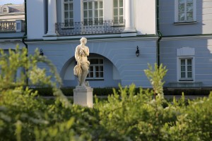 Усадьба Долгоруковых-Бобринских на Малой Никитской в Москве весной