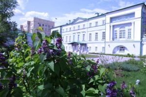 Усадьба Долгоруковых-Бобринских на Малой Никитской в Москве весной