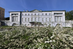 Усадьба Долгоруковых-Бобринских на Малой Никитской в Москве весной