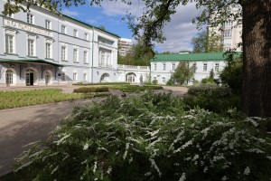 Усадьба Долгоруковых-Бобринских на Малой Никитской в Москве весной