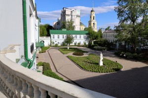 Усадьба Долгоруковых-Бобринских на Малой Никитской в Москве весной