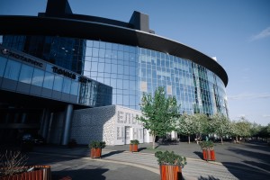 Фасад Ельцин Центра в Екатеринбурге весной