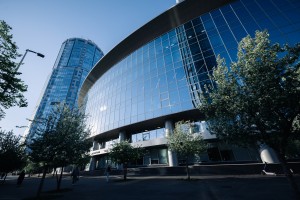 Фасад Ельцин Центра в Екатеринбурге весной
