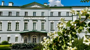 Усадьба Долгоруковых-Бобринских на Малой Никитской в Москве. Июнь