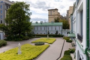 Усадьба Долгоруковых-Бобринских на Малой Никитской в Москве