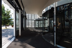 Карусельные двери на входе со стороны ул. Бориса Ельцина