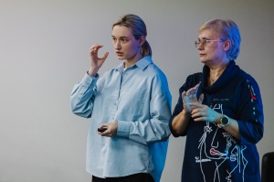 Интеллектуальная игра «Ровесники 90-х» с переводом на русский жестовый язык