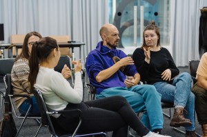 Интеллектуальная игра «Ровесники 90-х» с переводом на русский жестовый язык