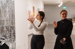 Инклюзивная экскурсия на русском жестовом языке по выставке «Я последняя пятилетка. Новое искусство Казани»