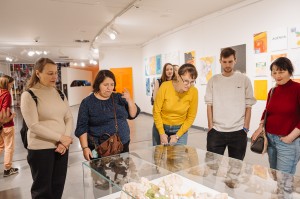 Инклюзивная экскурсия на русском жестовом языке по выставке «Я последняя пятилетка. Новое искусство Казани»