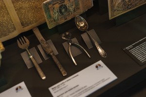 Экскурсия по выставке «Хрустальный праздник: посуда новогоднего стола»