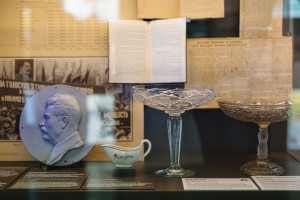 Экскурсия по выставке «Хрустальный праздник: посуда новогоднего стола»