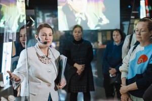 Экскурсия по выставке «Хрустальный праздник: посуда новогоднего стола»