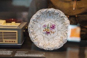 Экскурсия по выставке «Хрустальный праздник: посуда новогоднего стола»