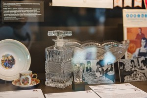 Экскурсия по выставке «Хрустальный праздник: посуда новогоднего стола»