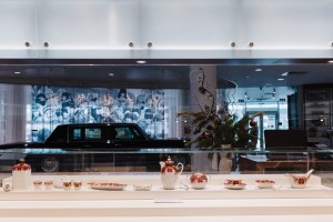 Экскурсия по выставке «Хрустальный праздник: посуда новогоднего стола»